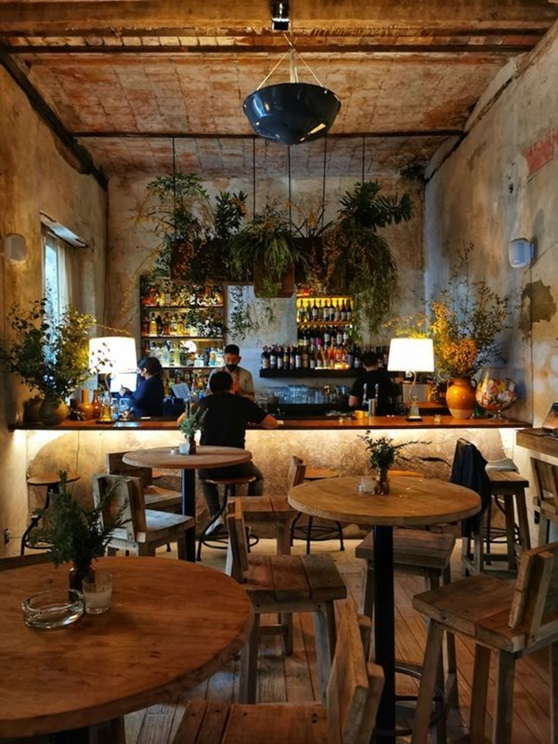 Những vị khách trung niên cảm thấy như trở về tuổi trẻ khi bước vào quán cafe phong cách Vintage