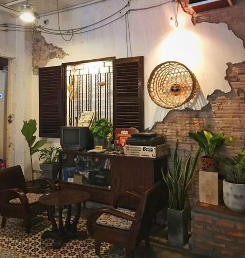 Góc check-in Retro đẹp mắt với tủ radio, máy ảnh film và poster cổ