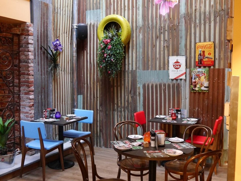 Không khí quán cafe Retro chậm rãi, nhẹ nhàng khiến khách hàng có thể ngồi hàng giờ để trò chuyện hoặc đọc sách