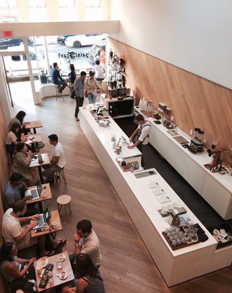 Không gian quán cafe phong cách Scandinavian nổi bật với tông trắng sáng và thiết kế tối giản nhưng tinh tế