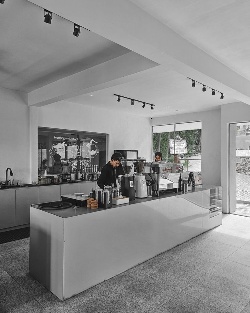 Quầy bar phong cách Minimalism được thiết kế gọn gàng, đường nét tinh tế, tạo điểm nhấn thanh lịch cho toàn bộ không gian quán