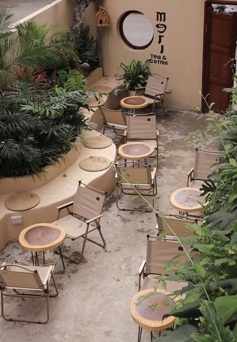Không gian quán cafe Tropical rực rỡ sắc xanh, mang hơi thở nhiệt đới giữa lòng phố thị