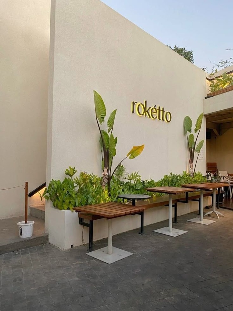Trang trí bằng các loại cây lá bản to như monstera, dừa cảnh, chuối cảnh tạo dấu ấn riêng