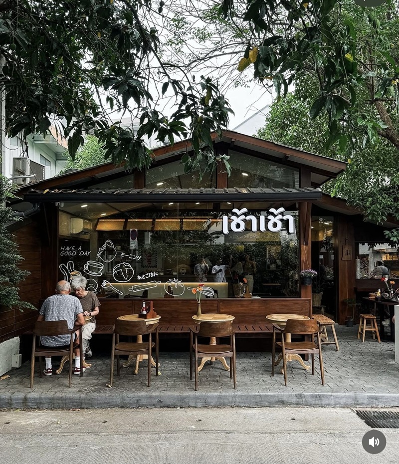 Với chất liệu gỗ tự nhiên chủ đạo, thiết kế quán cafe phong cách Nhật Bản tạo cảm giác ấm áp và gần gũi ngay từ cái nhìn đầu tiên