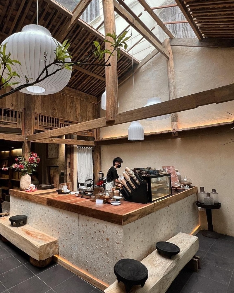Quầy bar trong thiết kế quán cafe phong cách Nhật Bản được sắp xếp gọn gàng, tinh xảo, giống như một góc nghệ thuật thu nhỏ