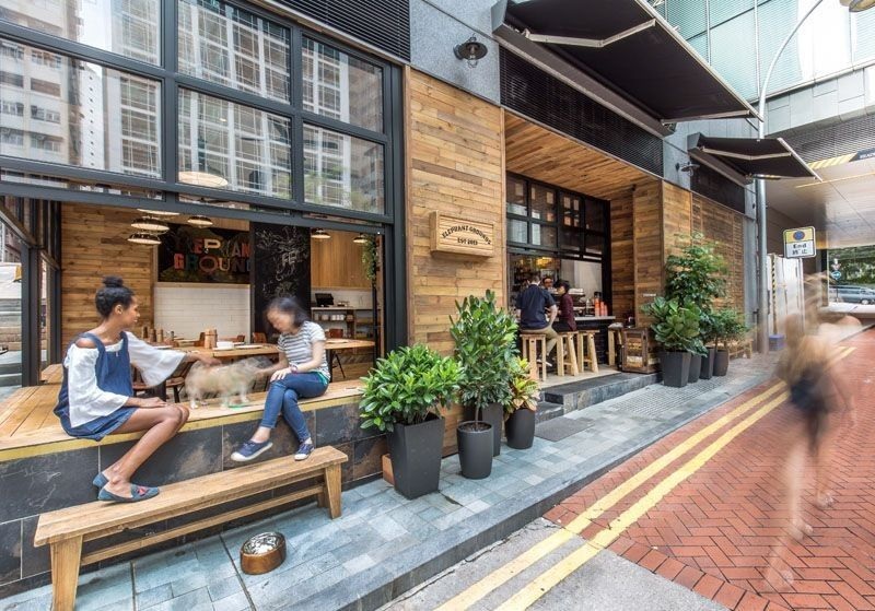 Sự kết hợp khéo léo giữa yếu tố truyền thống và hiện đại giúp thiết kế quán cafe phong cách Nhật Bản vừa gần gũi vừa mới mẻ với khách hàng