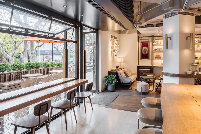 Không gian mở trong thiết kế quán cafe phong cách Nhật Bản cho phép khách tận hưởng khí trời và ánh sáng tự nhiên