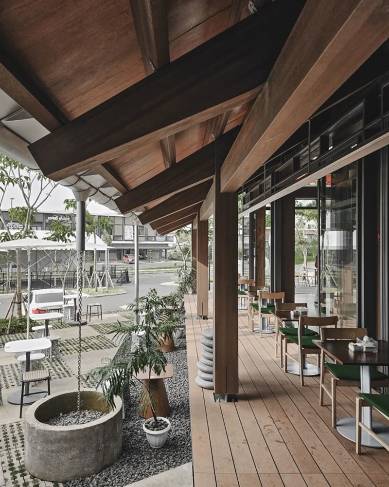 Mặt tiền kính trong suốt mang đến vẻ sang trọng và mở rộng tầm nhìn cho thiết kế quán cafe phong cách hiện đại
