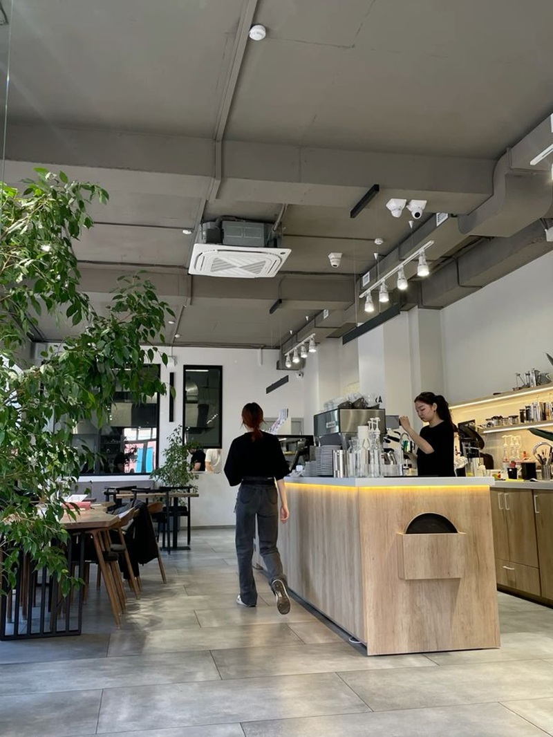 Nội thất trong thiết kế quán cafe phong cách hiện đại thường sử dụng đường nét tối giản, tạo cảm giác gọn gàng nhưng vẫn toát lên sự tinh tế