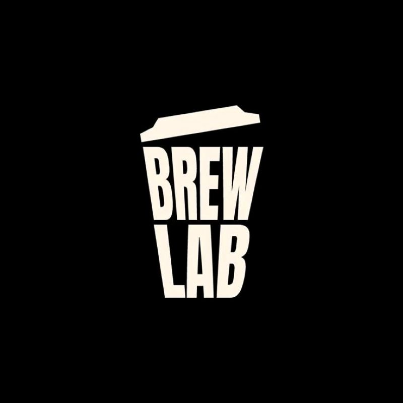 Mẫu logo thiết kế tối giản với chữ BREW LAB tạo hình thành ly cà phê take away, tạo nên nét cá tính của thương hiệu
