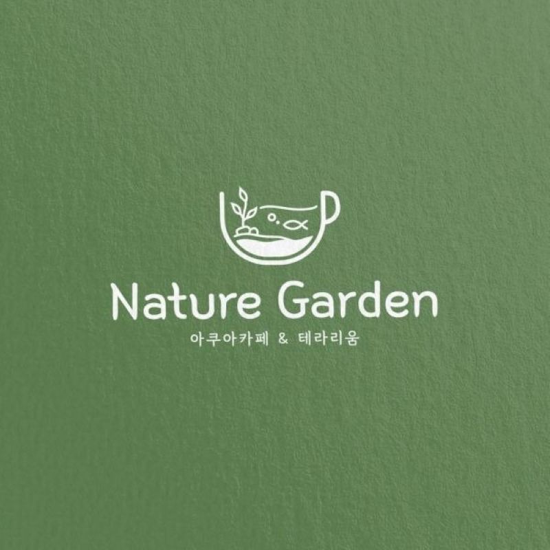 Mẫu logo cafe sân vườn với kiểu thiết kế đơn giản, kết hợp hình ảnh bàn tay người nâng niu hạt cà phê và sử dụng tone màu xanh, nâu ấm làm chủ đạo