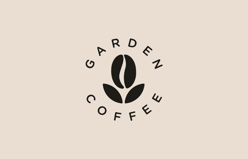 Logo cà phê phong cách tối giản sử dụng nền màu be, làm nổi bật hình ảnh hạt cà phê
