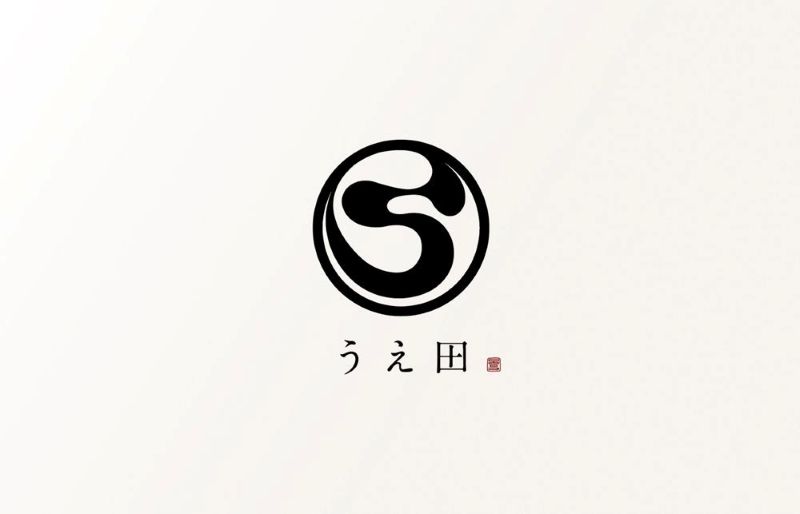 Một thiết kế logo mang phong cách trừu tượng, với hình ảnh tách cà phê biến tấu cùng những đường nét của cây thông, gợi lên một không gian yên bình, đậm chất núi rừng