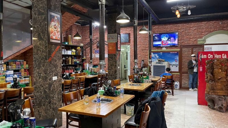 Tầng 1 giữ lại phần hồn cũ qua bộ bàn ghế quen thuộc,