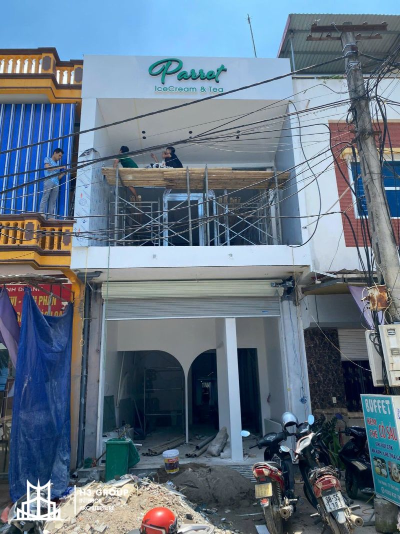 Tuy chỉ có 2 tầng chính, khối nhà được thiết kế giật cấp và chia thành 3 sàn lửng