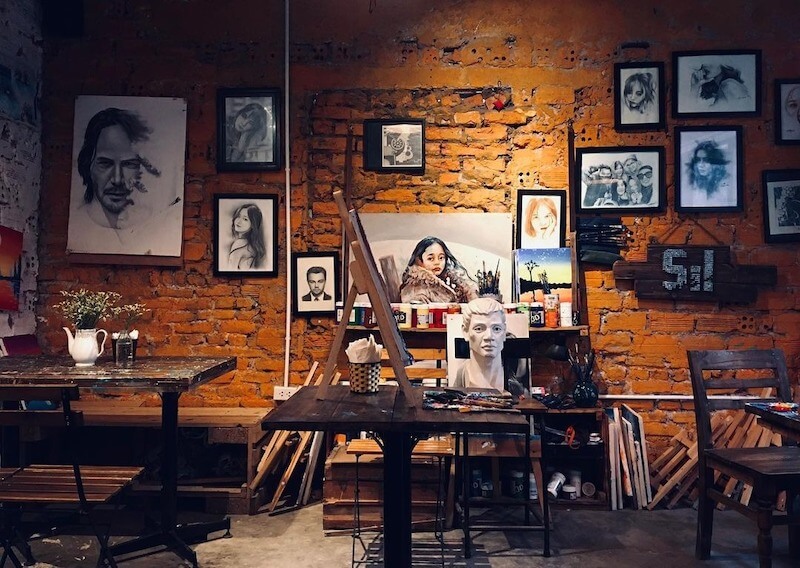 Quán cafe dạng phòng tranh gây ấn tượng với thiết kế tối giản và điểm nhấn từ các tác phẩm nghệ thuật treo tường