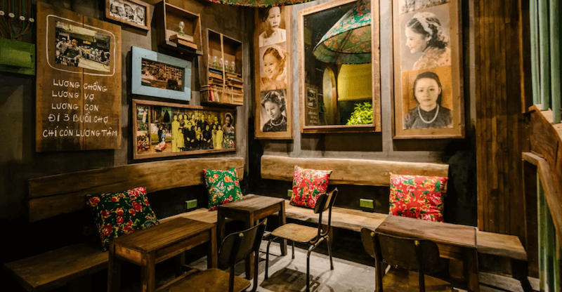 Quán cafe được thiết kế như một không gian triển lãm với cách sắp đặt tranh ảnh khoa học và đầy tính thẩm mỹ