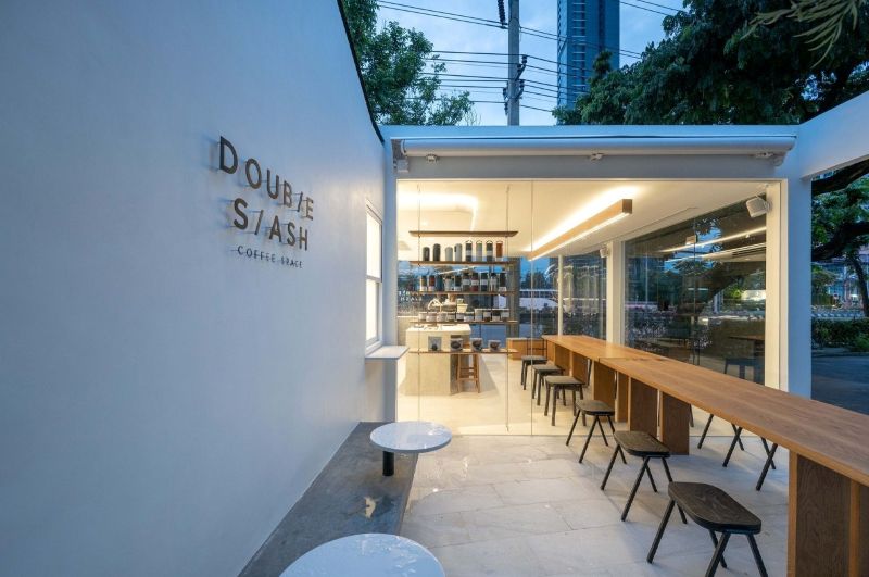 Thiết kế quán cafe theo hướng tối giản thường ít màu sắc, nhiều ánh sáng và tập trung vào trải nghiệm