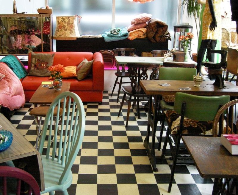 Thiết kế quán cafe phong cách retro nổi bật với màu sắc tươi sáng và nội thất đậm chất hoài niệm