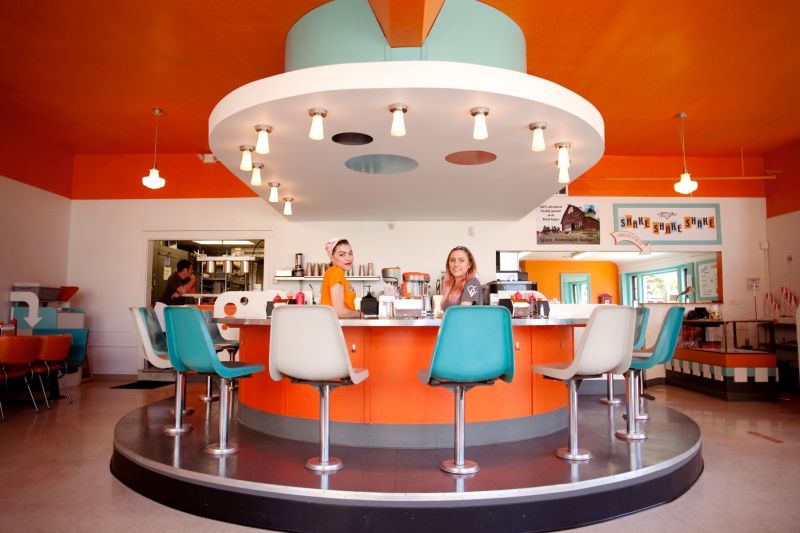 Không gian cafe retro gợi nhớ những thập niên xưa cũ với phong cách cá tính và đầy nghệ thuật