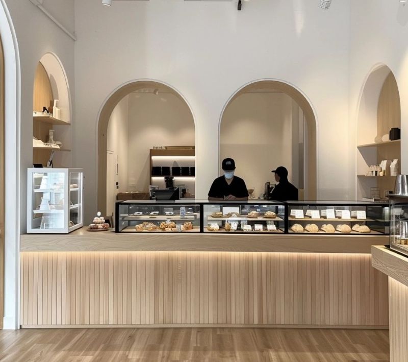 Quán cafe phong cách Châu Âu gây ấn tượng nhờ đường nét mềm mại và không gian đầy tính nghệ thuật