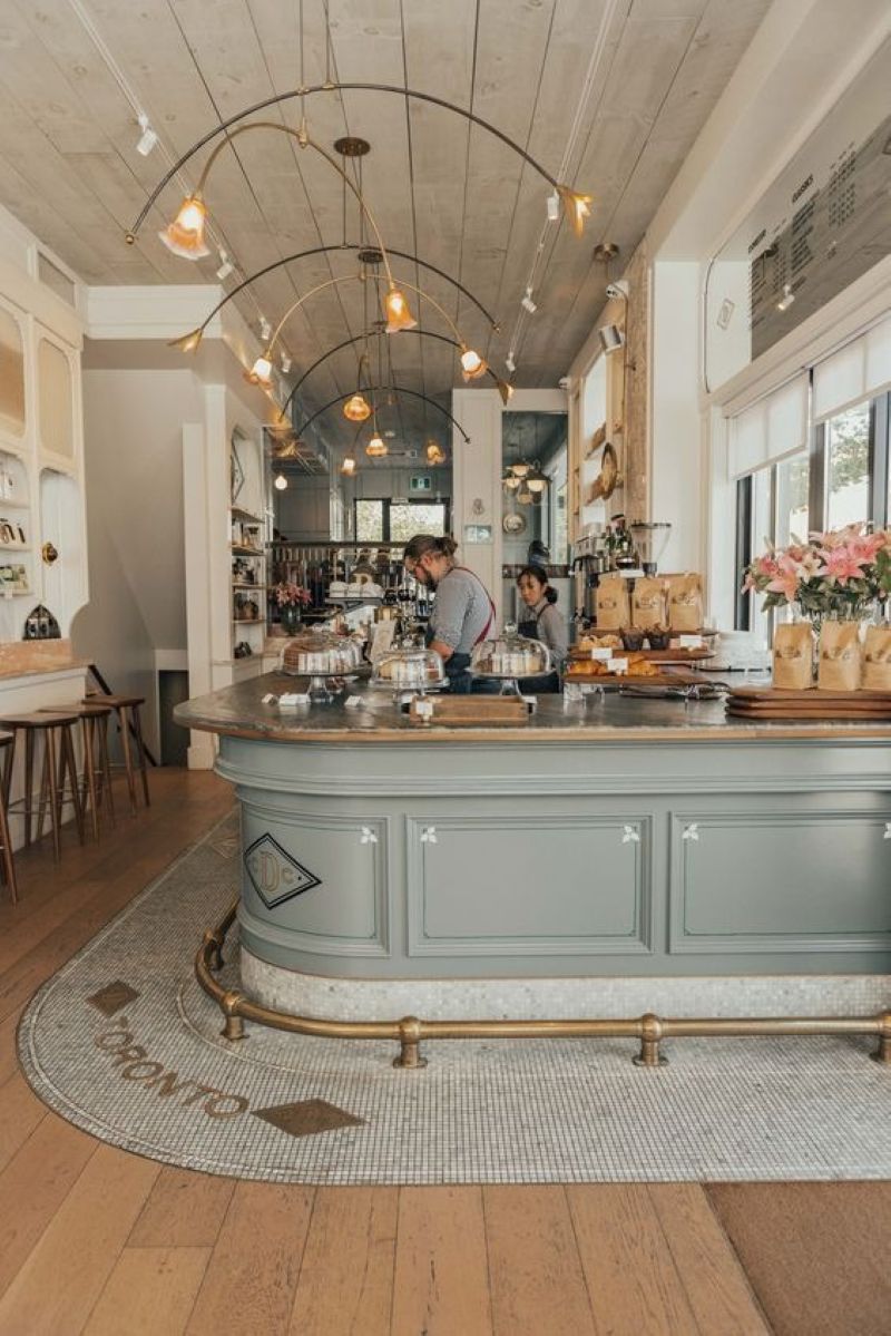 Sự kết hợp giữa kiến trúc cổ điển và vật liệu hiện đại tạo nên quán cafe phong cách Châu Âu đầy cuốn hút