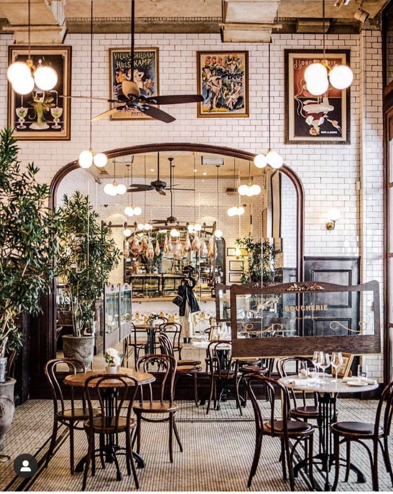 Không gian cafe đậm chất Châu Âu với trần cao, đèn chùm và gam màu trầm mang lại trải nghiệm đẳng cấp