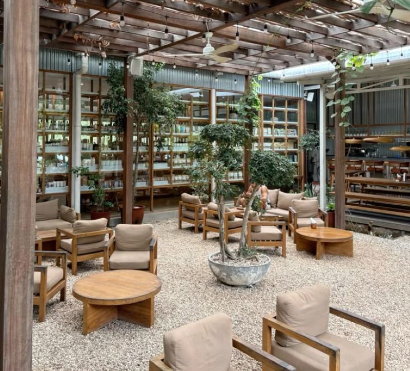 Với diện tích 300m2, bạn có thể thoải mái kết hợp nhiều phong cách và tạo trải nghiệm khác biệt cho khách hàng