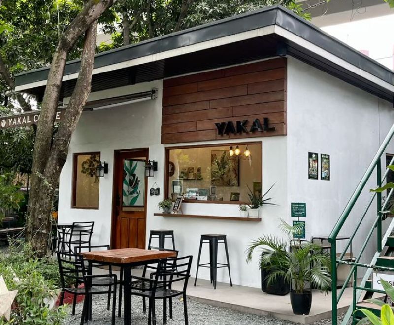 Với diện tích dưới 100m2 quán cafe nên theo đuổi phong cách tối giản hoặc hiện đại tinh gọn