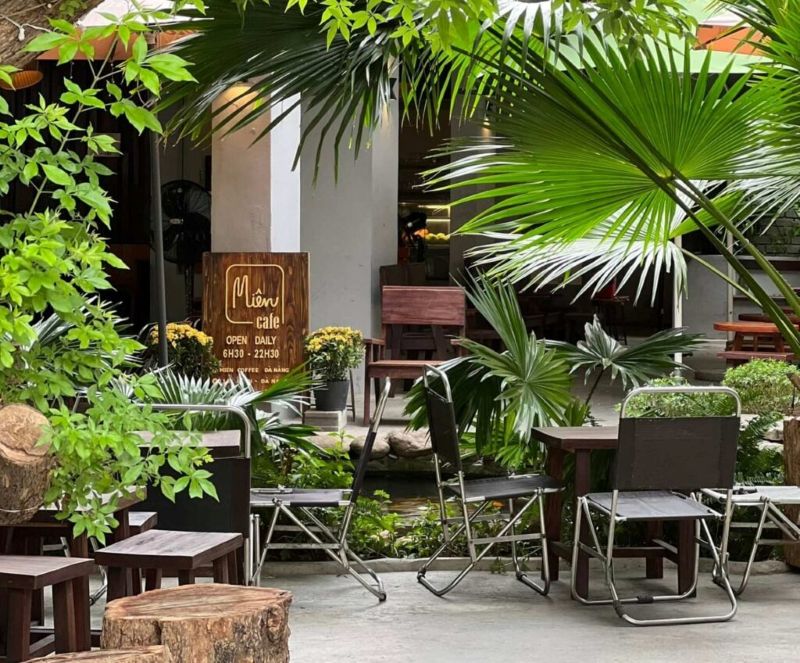 Không gian xanh mát và ánh sáng tự nhiên là điểm nhấn trong thiết kế quán cafe sân vườn hiện đại