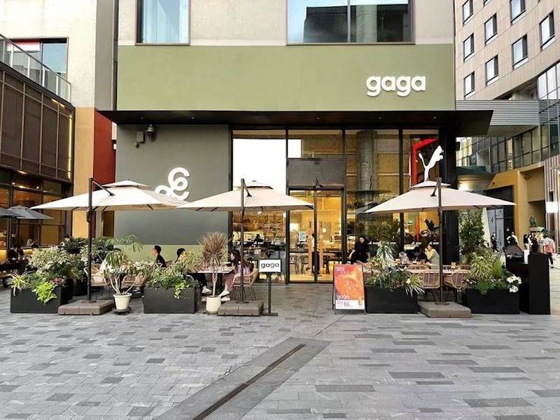 Với mặt tiền 7m, thiết kế quán cafe nên tập trung vào bảng hiệu, mặt dựng và ánh sáng để tạo ấn tượng thị giác mạnh
