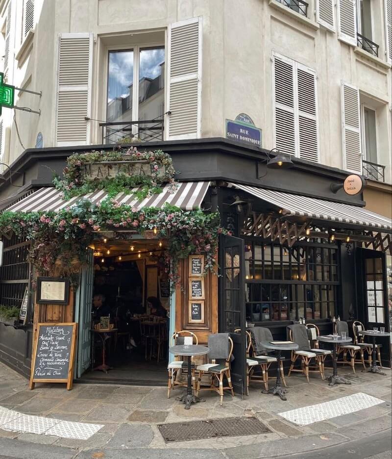 Thiết kế quán cafe 3 mặt tiền nổi bật với không gian mở, tận dụng tối đa ánh sáng và tầm nhìn từ nhiều hướng