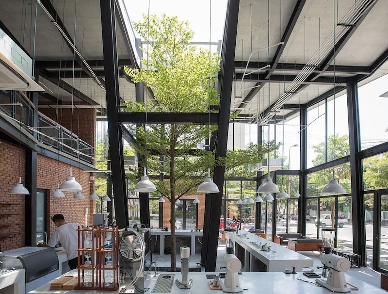 Thiết kế theo concept xưởng giúp tạo dấu ấn cá tính mạnh mẽ cho quán cafe giữa khu đô thị hiện đại