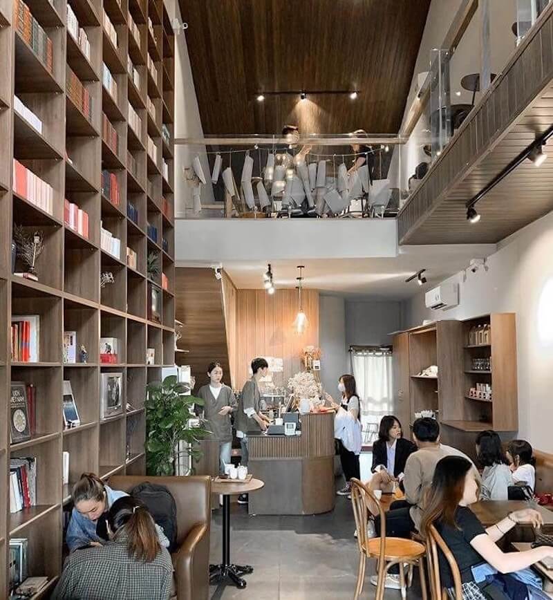 Thiết kế quán cafe sách chú trọng sự yên tĩnh, ánh sáng dịu và không gian ngập tràn tri thức