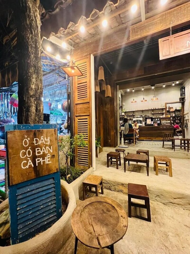 Thiết kế quán cafe vintage kiểu bình dân phù hợp với nhóm khách hàng thích sự hoài cổ nhưng không muốn đến quán sang trọng