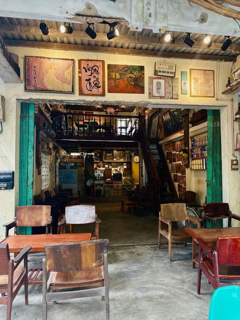Việc tận dụng vật liệu tái chế là đặc trưng phổ biến trong thiết kế quán cafe vintage kiểu bình dân