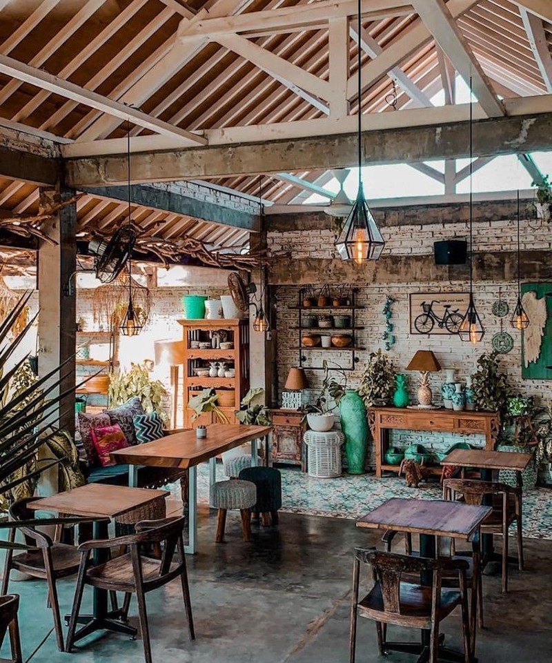 Nhiều người lựa chọn thiết kế quán cafe vintage kiểu bình dân vì nó tạo cảm giác thoải mái, gần gũi và dễ thu hút khách quen