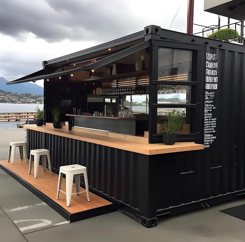 Nhiều bạn trẻ bị thu hút bởi thiết kế quán cafe bình dân container độc đáo vì phong cách mới lạ và khác biệt