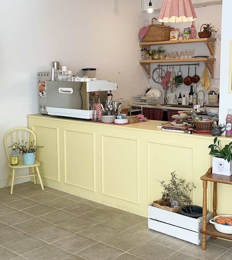 Thiết kế quán cafe vintage kiểu bình dân với gam pastel mang lại cảm giác thân thiện và dễ gần