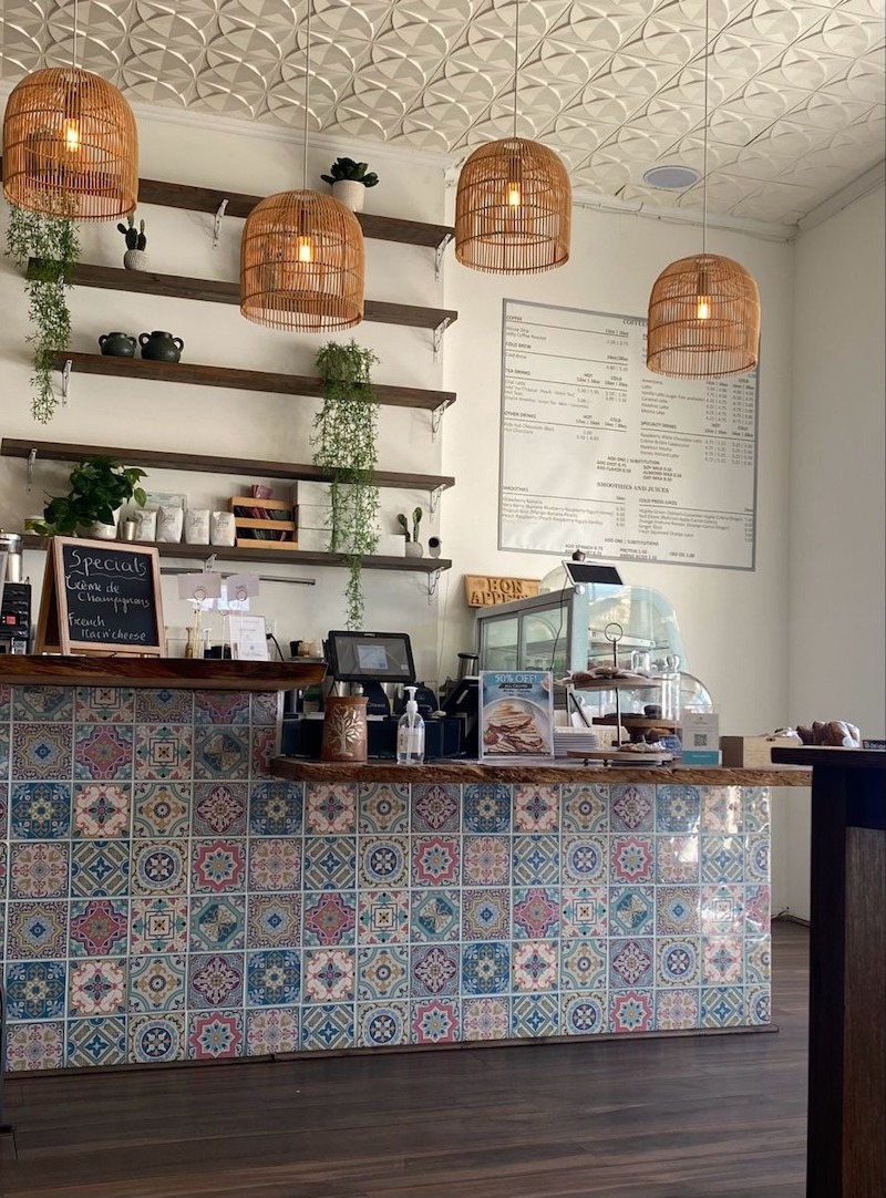 Thiết kế quán cafe vintage kiểu bình dân phối pastel với nội thất gỗ mang lại sự cân bằng đẹp mắt