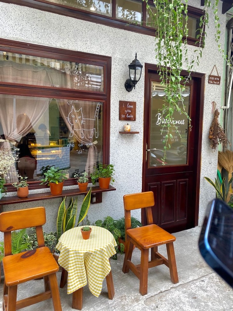 Thiết kế quán cafe vintage kiểu bình dân có thể kết hợp gam pastel nhẹ nhàng làm nền, điểm xuyết màu đậm nội thất để tạo sự nổi bật và cá tính