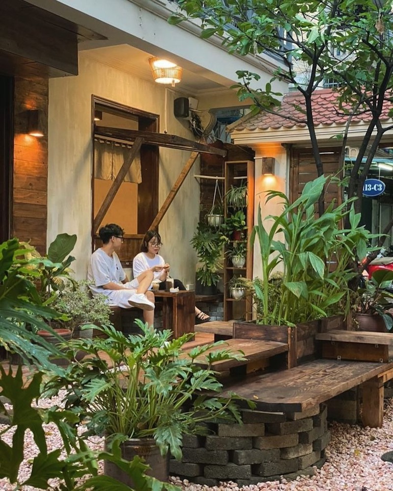 Thiết kế quán cafe bình dân kiểu sân vườn nhỏ tận dụng ánh sáng tự nhiên để không gian luôn thoáng mát