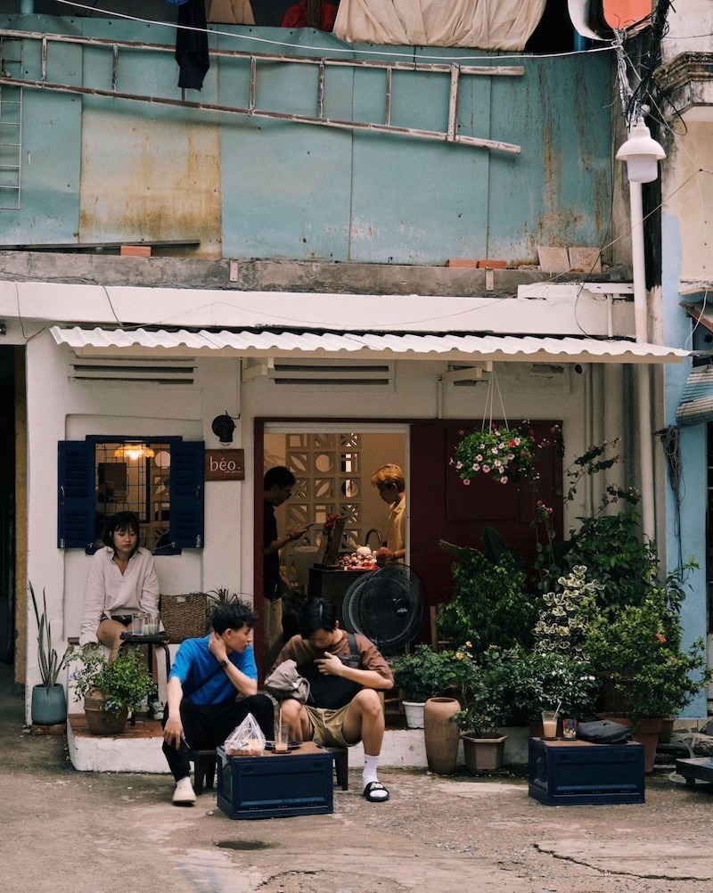 Thiết kế quán cafe bình dân kiểu sân vườn nhỏ mang đến cảm giác gần gũi nhờ những chậu cây nhỏ xinh