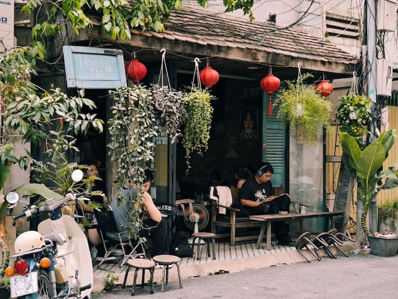 Thiết kế quán cafe bình dân kiểu sân vườn nhỏ dùng bàn ghế gỗ mộc mạc, phù hợp không khí giản dị