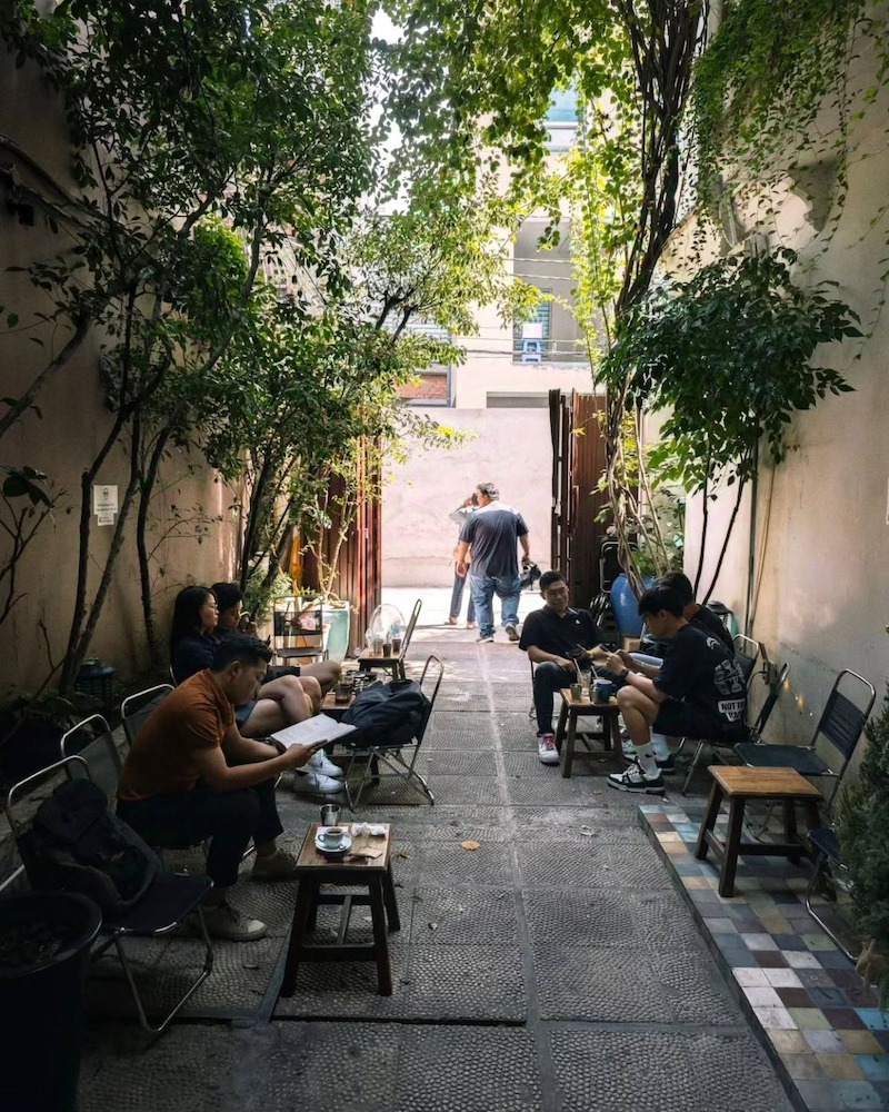 Thiết kế quán cafe bình dân kiểu sân vườn nhỏ tạo điểm nhấn với lối đi lát gạch thô, gần gũi thiên nhiên