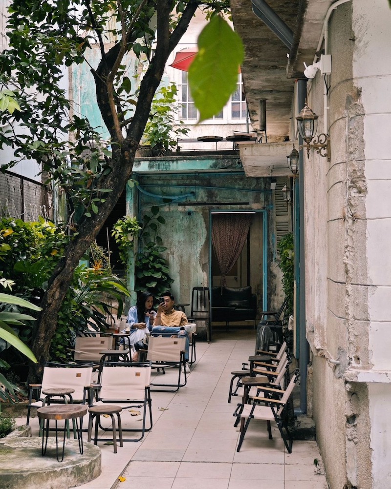 Thiết kế quán cafe bình dân kiểu sân vườn nhỏ thích hợp cho những khách hàng yêu sự yên tĩnh