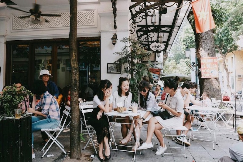 Một quán cafe bình dân sáng sủa, thoáng mát với gam màu hài hòa sẽ dễ dàng ghi điểm và giữ chân khách hàng hơn