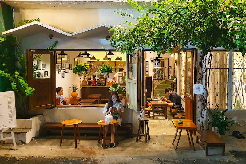 Chính những chi tiết nhỏ nhưng đáng giá giúp quán cafe bình dân trở nên khác biệt, thân thiện và đáng nhớ so với hàng loạt quán khác cùng phân khúc