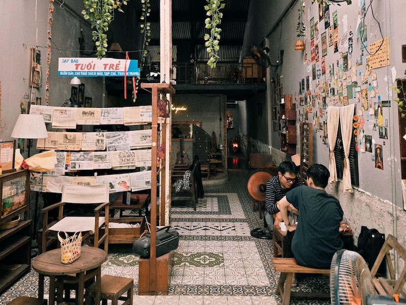 Thiết kế quán cafe vintage kiểu bình dân thường tận dụng bàn ghế gỗ cũ, tạo cảm giác mộc mạc và hoài niệm