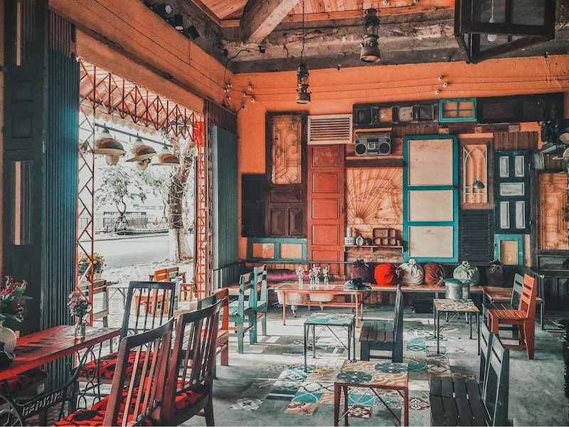 Nhiều chủ quán lựa chọn thiết kế quán cafe vintage kiểu bình dân vì vừa tiết kiệm chi phí vừa dễ gây ấn tượng với khách